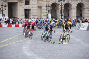 The peloton at the second crossing of the Place de la Concorde in Paris (246x)