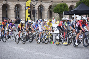 The peloton at the second crossing of the Place de la Concorde in Paris (3) (268x)