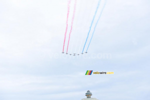 The Patrouille de France flies over the Champs-Elysées (262x)