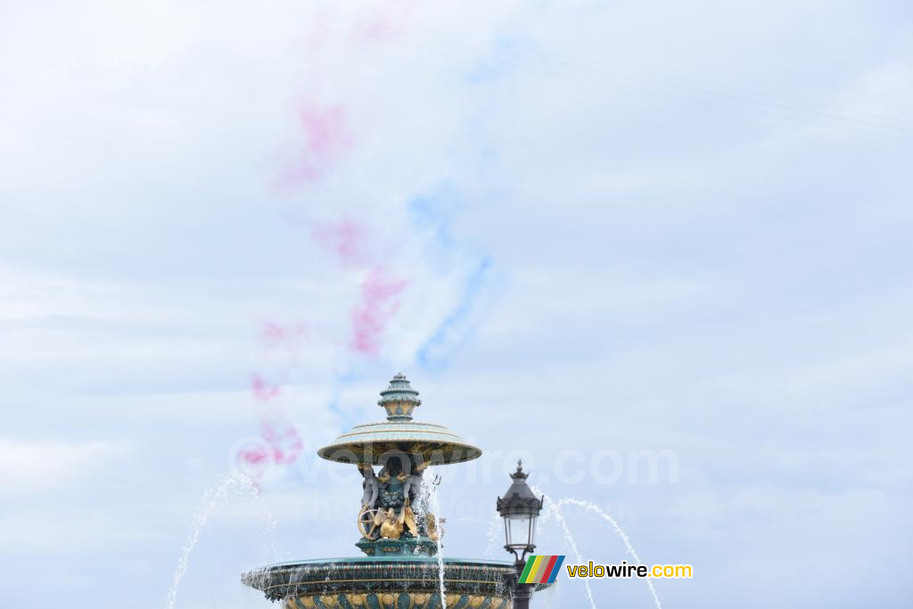 De sporen van de Franse vlag van de Patrouille de France op de Place de la Concorde