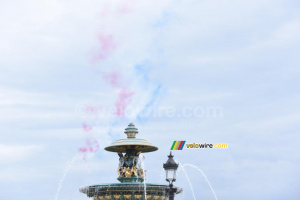 The French flag of the Patrouille de France leaves its trace on the Place de la Concorde (296x)