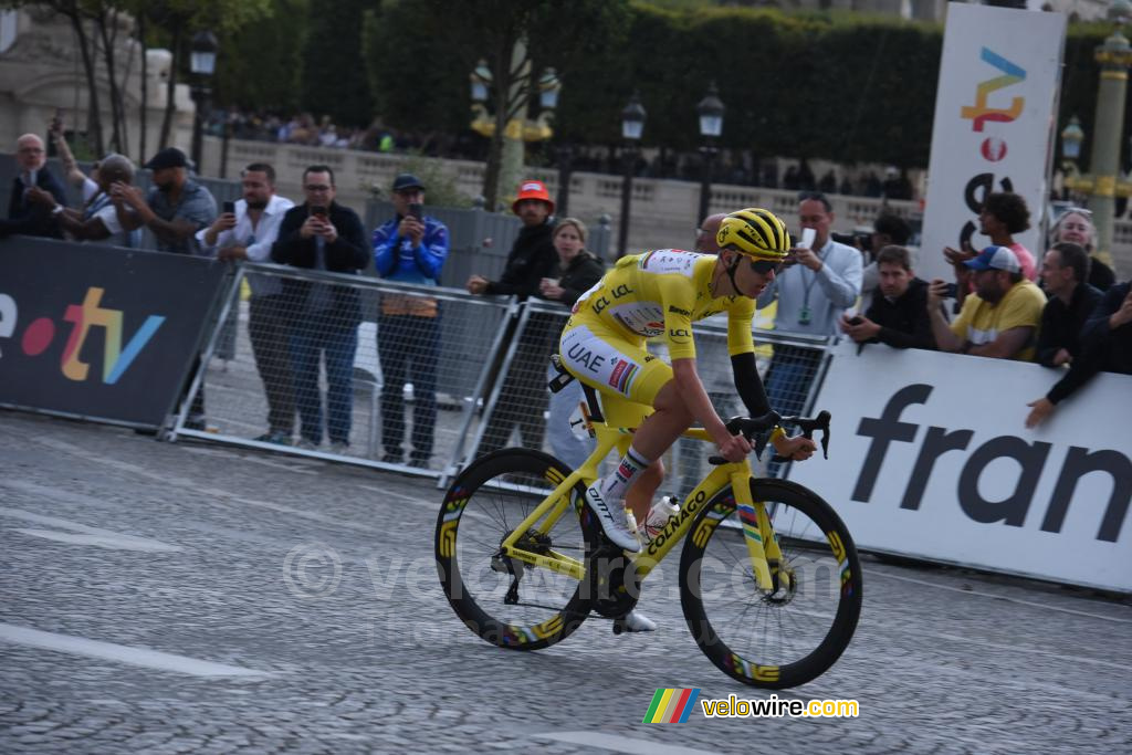 Tadej Pogacar (UAE Team Emirates XRG) zit in de kopgroep