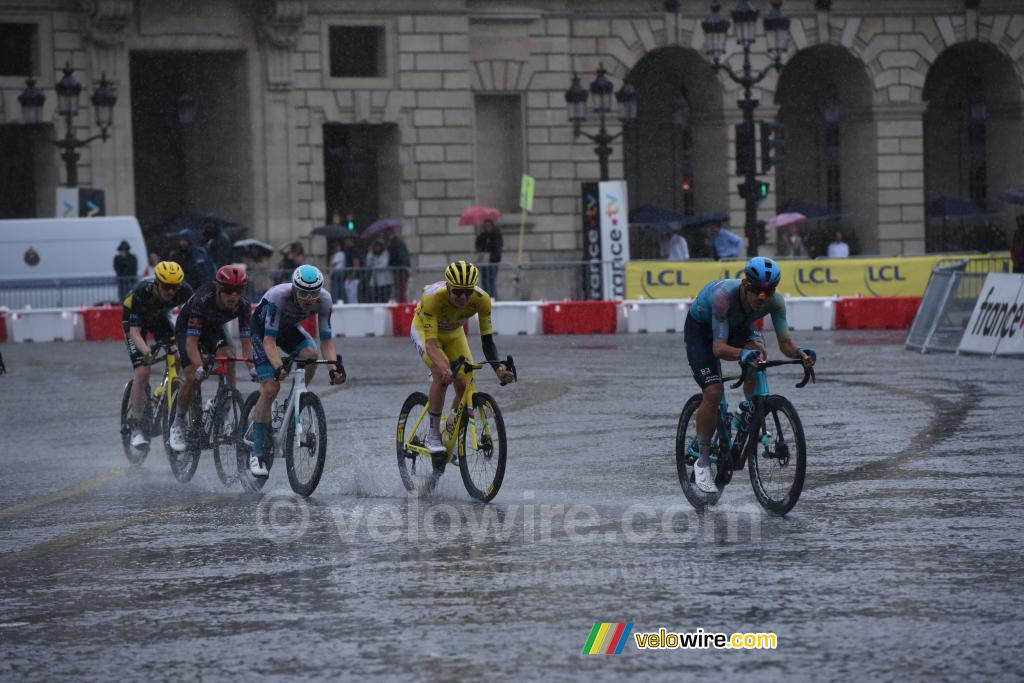 Na de tweede klim van Montmartre gaan de renners verder in de regen
