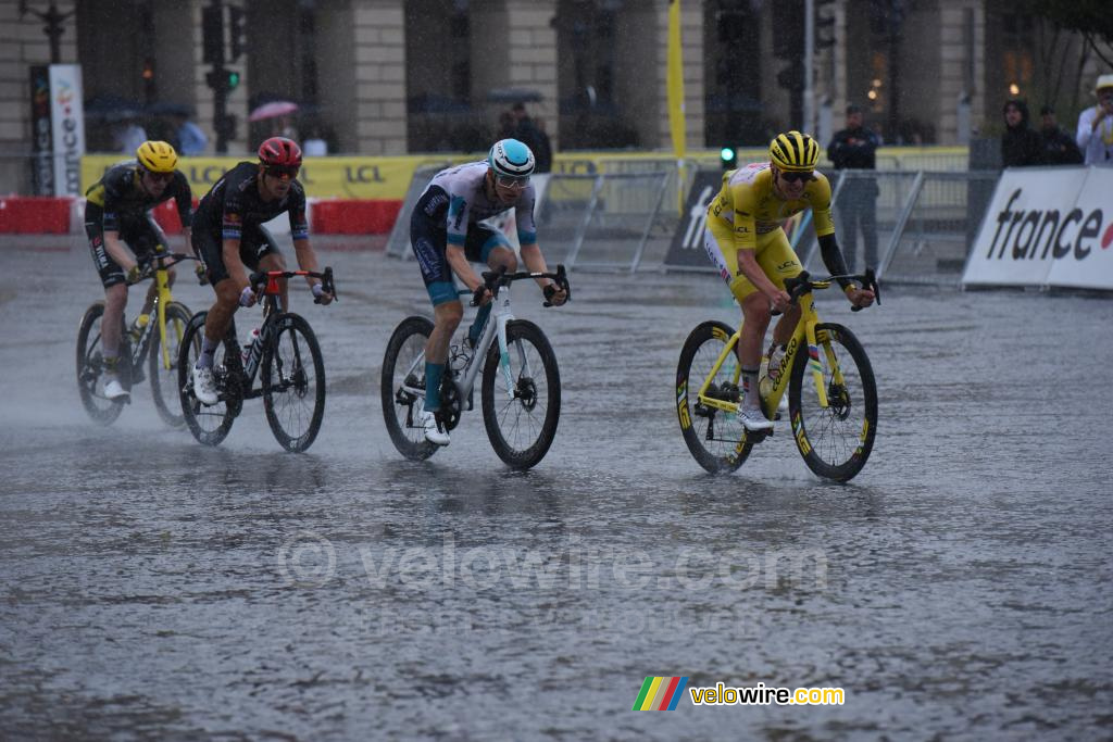 Tadej Pogacar (UAE Team Emirates XRG) vecht tegen de regen