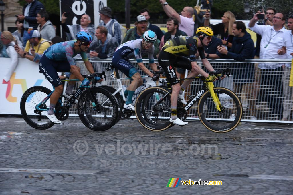 De slag om de 2e plek in de laatste etappe tussen Matteo Jorgenson (Team Visma | Lease a Bike), Matej Mohoric (Bahrain Victorious) en Davide Ballerini (XDS Astana Team)