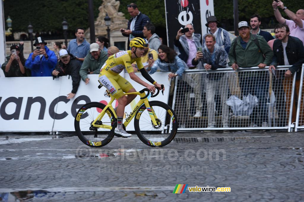 Tadej Pogacar (UAE Team Emirates XRG) teleurgesteld verslagen te worden door Wout van Aert