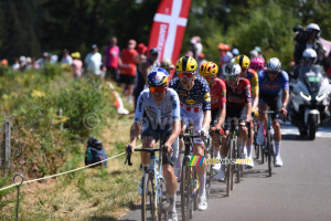 Le groupe de tête de la 9e étape au Suc au May, avec Tom Pidcock, Quinn Simmons et Tobias Johannessen (57x)