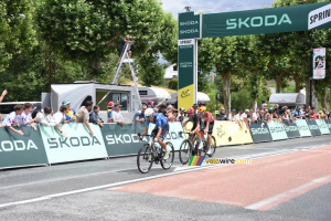 Nelson Oliveira (Movistar), Julian Alaphilippe (Tudor) et Anthon Charmig (Uno-X) au sprint à Saint-Pourçain-sur-Sioule sur l'étape 11 (116x)