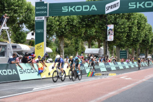 Jasper Philipsen (Alpecin-Premier Tech), Mads Pedersen (Lidl-Trek), Max Kanter (XDS Astana) et Biniam Girmay (NSN) au sprint à Saint-Pourçain-sur-Sioule sur l'étape 11 (124x)
