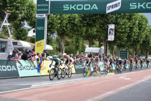 Le peloton au sprint à Saint-Pourçain-sur-Sioule sur l'étape 11 (143x)