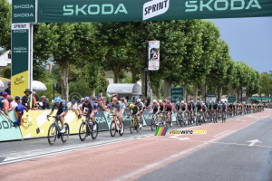 Le peloton au sprint à Saint-Pourçain-sur-Sioule sur l'étape 11 (2) (205x)
