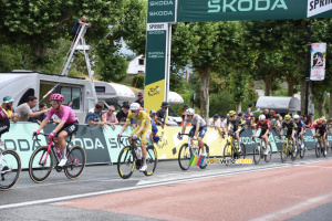 Tadej Pogačar (UAE Team Emirates XRG) au sprint à Saint-Pourçain-sur-Sioule sur l'étape 11 (308x)