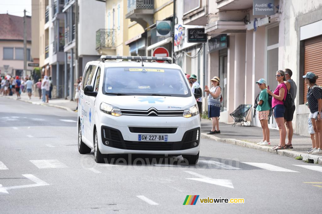 De ambulance met Jonas Vingegaard in La Roche-sur-Foron
