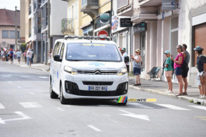 L'ambulance qui évacue Jonas Vingegaard à La Roche-sur-Foron (41x)