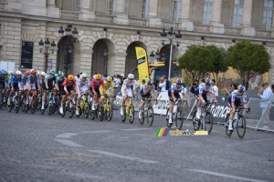 The peloton on the Place de la Concorde (31x)