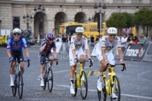 All smiles at UAE and Alpecin! (50x)