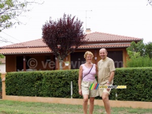 Mes parents devant leur résidence secondaire à Couffouleux (459x)