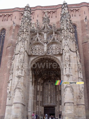 L'entrée impressionante de la Basilique Sainte-Cécile in Albi (372x)