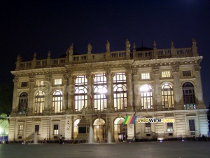 A nice building on a place in the center of Turin (351x)