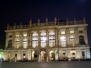 A nice building on a place in the center of Turin (192x)