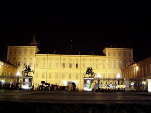 A nice building on a place in the center of Turin (193x)