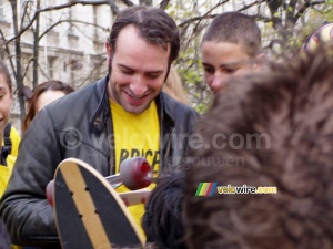 Jean Dujardin (the actor Brice) dedicates a skateboard (676x)