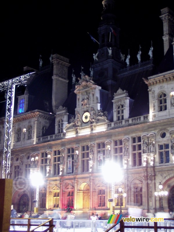 Htel de Ville met daarvoor n van de Parijse schaatsbanen in de winter