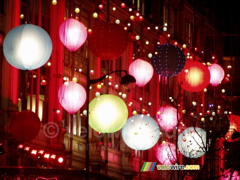 De ballonnen van Le Printemps in Kerstsfeer