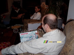 Mon père avec le nouveau fer à repasser (421x)