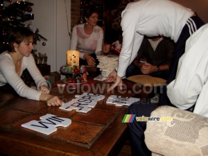 Ellen commence avec son puzzle (444x)