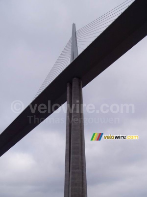 Un des piliers du Viaduc de Millau (338x)