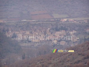 Un petit village près du Viaduc de Millau (395x)