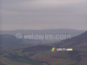 Le viaduc de Millau vu depuis St. Georges de Luzençon (421x)