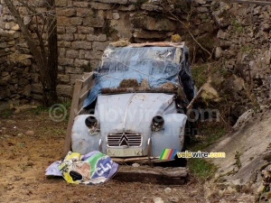 Un vieux 2CV à St. Georges de Luzençon (297x)