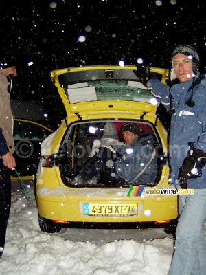 Bernard dans le coffre de la voiture de Marco (392x)