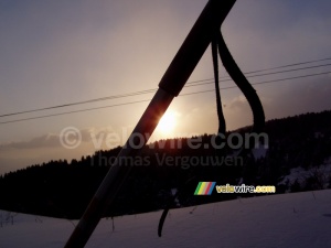 Le soleil qui se couche derrière le baton de ski (389x)