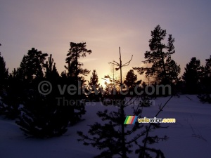 Le coucher du soleil dans un paysage hivernal (405x)