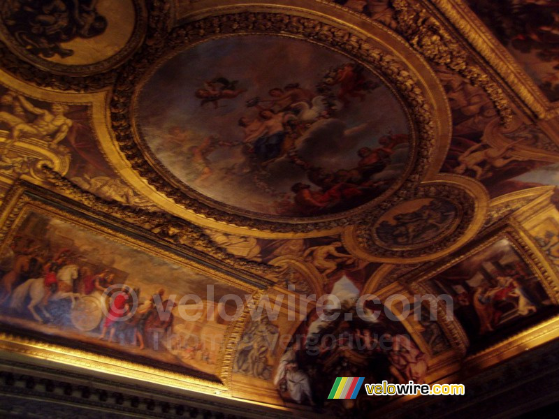 Eén van de vele mooie plafonds in het kasteel van Versailles