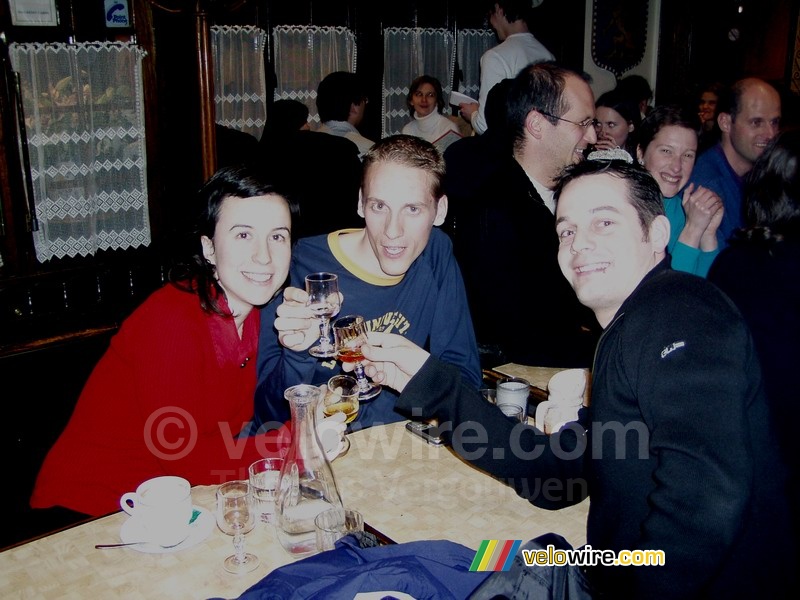 Almudena, Thomas & Bas in restaurant Le Josselin