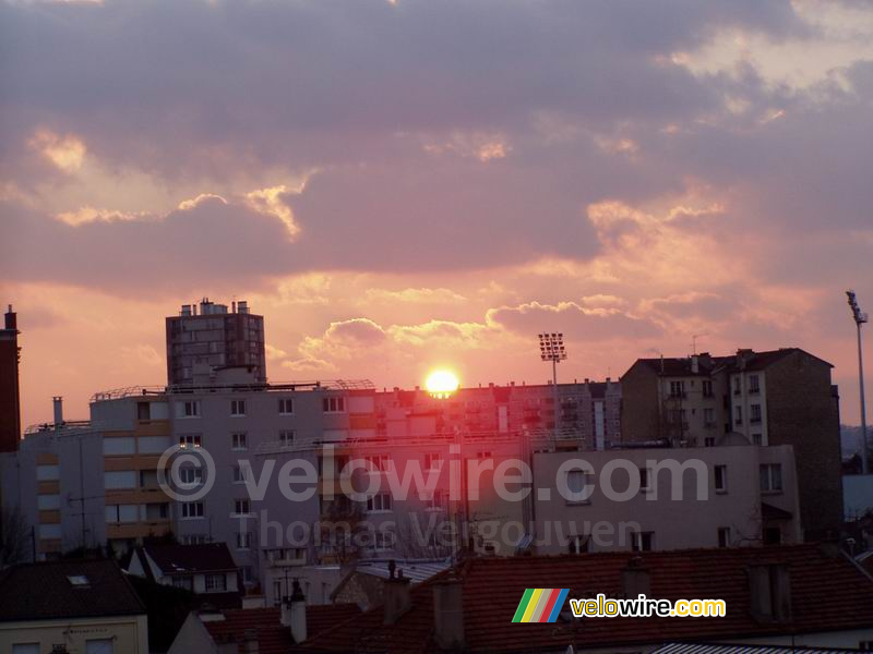 Ondergaande zon gezien vanuit mijn badkamer