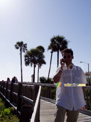 Romain on the phone in front of the palm trees (208x)