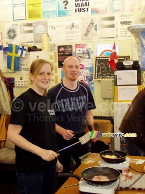 Marian & Coen prépare les oeufs pour le petit déjeuner 'gueule de bois' (394x)