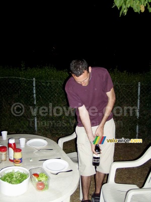 Bernie ouvre une bouteille de vin pendant le BBQ (220x)