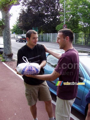 Bernie donne Cédric son déguisement pour la soirée (209x)