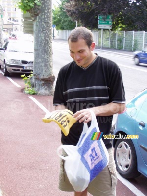 Cédric découvre son T-shirt 'SPIRIT' (365x)