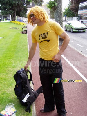 Cédric avec son sac de rando rempli de cailloux ... (422x)