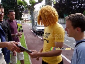 Cédric découvre son certificat de virginité (462x)