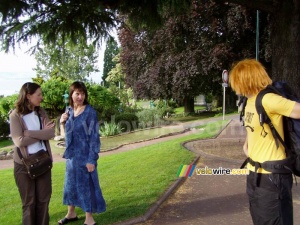 Cédric demande le premier groupe de filles de signer son T-shirt (376x)