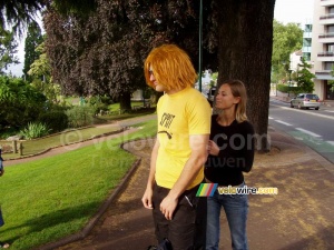 La première fille qui signe le T-shirt !! (372x)