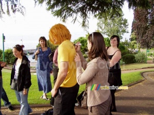 La troisième fille qui signe le T-shirt !! (382x)